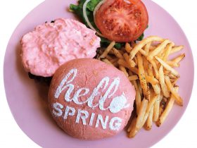 17年連続ハワイNo.1に輝く「テディーズビガーバーガー」より、春を感じる限定メニュー「ピンクスイーツバーガー＆タルタルピンクバーガー」を発売開始いたしました。 たっぷりの生クリームといちごを乗せたスイーツバーガーは、チョコレートクリームとサクサクに揚げたバナナをトッピング。 桜色のクリーミィなタルタルソースをたっぷりと添えたタルタルバーガーは、テディーズ自慢のジューシーなビーフとフレッシュ野菜を挟みました。 可愛いピンクのバンズには、シュガーで書かれたメッセージが添えられ、ハッピーな気分を盛り立てます。 期間限定でお届けする、春を感じるテディーズのピンクバーガーをどうぞご賞味ください！