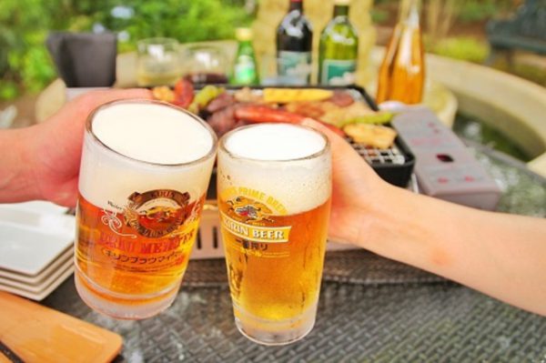 日本のビール発祥の地と言われる山手の丘にある「山手十番館」は 明治百年祭を記念して昭和42年に開館した歴史ある建物です。向かいには日本で初めてビールを醸造したウィリアム・ｌコープランドが眠る外国人墓地が広がる異国情緒あふれる洋館。緑豊かな西洋庭園に客席を設け、ガーデンBBQと共に、歴史を感じながらビールを味わって頂けるビアガーデンです。