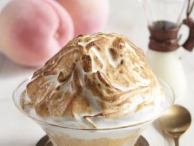 【KIHACHI CAFÉ 】今年は桃！焼きメレンゲが香ばしい、ケーキみたいな ”かき氷”スイーツ 6月16日（日）新発売「ケーキ感覚 桃のミルク焼きかき氷」