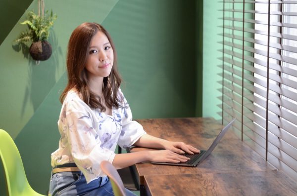 【夢のコラボ】銀座と横浜に「働く」と「学ぶ」をコンセプトとしたコワーキングスペースがオープン！「いいオフィス」が英会話スクール「MeRISE英会話」と提携。英会話を学びながら働くことができます！ コワーキングスペース「いいオフィス」が銀座と横浜に！ 株式会社いいオフィス 2019年11月1日 13時50分 ツイート はてな 素材DL ・・・ その他 メール Slack トークノート コワーキングスペースを運営する株式会社いいオフィス（本社：東京都台東区、代表取締役：龍﨑 宏）は、英会話スクールを運営するMeRISE株式会社（本社：東京都渋谷区、代表取締役：呉 宗樹）とコラボし、「働く」と「学ぶ」をコンセプトにしたコワーキングスペース「いいオフィス銀座 by MeRISE」と「いいオフィス横浜 by MeRISE」をオープンいたしました。 本リリースでは、銀座・横浜の両施設概要とコラボすることになった経緯や「働く」と「学ぶ」をコンセプトにする目的をみなさまにご紹介いたします。