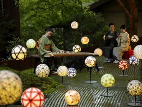 【星のや京都】手まりを模した灯りが奥の庭に並ぶ「星のや手まり茶会」開催～毎週土日には琴の生演奏も～