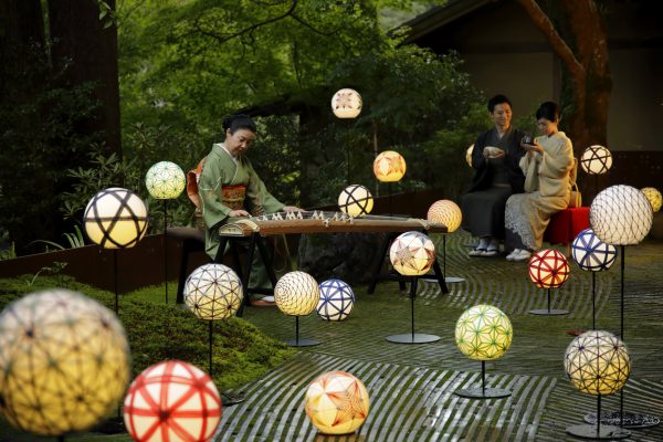 【星のや京都】手まりを模した灯りが奥の庭に並ぶ「星のや手まり茶会」開催～毎週土日には琴の生演奏も～