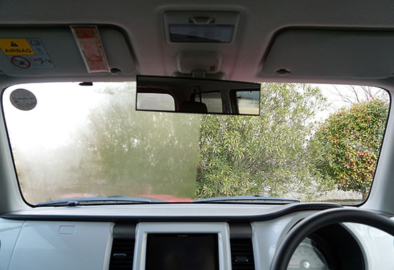 【カーライフ】雨の日、車内の窓ガラスがくもる！フロントガラス内側のくもりを一瞬で取る方法はこれ◎簡単♪ガラスクリーニングとくもり止め