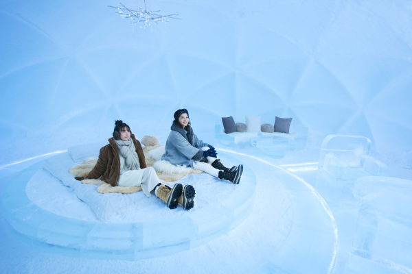 【トマム】すべてが氷で造られた「氷のホテル」オープン！「氷の露天風呂」も併設した幻想的な世界で冬を満喫｜期間：2022年1月20日～2月28日 星野リゾート 2021-12-23 10:00 北海道最大級の滞在型スノーリゾート「星野リゾート　トマム」では、2022年1月20日～2月28日の期間に、すべてが氷で造られた「氷のホテル」がオープンします。ドームの天井や壁、設えてある家具などすべてが氷で造られており、「氷の露天風呂」も併設。また、白樺の森を一望できる氷に囲まれた特等席で、澄み切った冬の星空を眺めながら味わう「氷のディナー」を新たに提供します。食事から宿泊体験まで、幻想的な氷の世界を楽しみ尽くせます。
