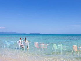 日本最南端の八重山諸島に位置する離島のビーチリゾート「星野リゾート　リゾナーレ小浜島」は、2022年6月1日から8月31日の期間、目の前に広がる珊瑚礁の海を眺めながら、ビールを堪能するイベント「絶景海上ビアガーデン」を今年も開催します。昨年に続き2回目となる今年は、ホテル隣接のビーチから遠浅の海を歩いた先の海上カウンター席が様々なカラーで登場するほか、沖縄のクラフトビールとおつまみのチップスを用意。空と海と自分とが一体に包まれる絶景のひとときを楽しめます。