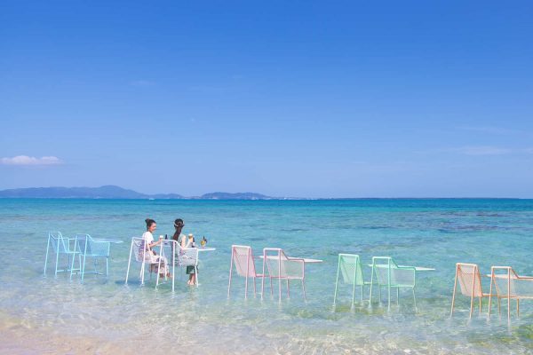 日本最南端の八重山諸島に位置する離島のビーチリゾート「星野リゾート　リゾナーレ小浜島」は、2022年6月1日から8月31日の期間、目の前に広がる珊瑚礁の海を眺めながら、ビールを堪能するイベント「絶景海上ビアガーデン」を今年も開催します。昨年に続き2回目となる今年は、ホテル隣接のビーチから遠浅の海を歩いた先の海上カウンター席が様々なカラーで登場するほか、沖縄のクラフトビールとおつまみのチップスを用意。空と海と自分とが一体に包まれる絶景のひとときを楽しめます。