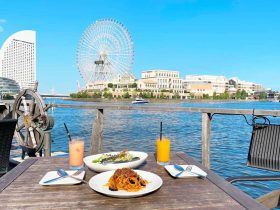 海上レストラン「ヘミングウェイ横浜」は、テラス席・店内からみなとみらいの景色を満喫していただける施設です。絶景を眺めながら、種類豊富なお食事をお召し上がりいただけます。 お食事だけでなく、こちらのテラス席でもBBQをお楽しみいただけます。