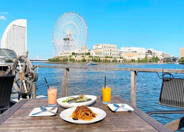 海上レストラン「ヘミングウェイ横浜」は、テラス席・店内からみなとみらいの景色を満喫していただける施設です。絶景を眺めながら、種類豊富なお食事をお召し上がりいただけます。 お食事だけでなく、こちらのテラス席でもBBQをお楽しみいただけます。