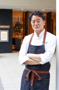 植竹隆政 プロフィール 1963年生まれ、神奈川県出身。高校卒業後、東京調理師専門学校で和食、中華、西洋料理を学ぶ。「バスタパスタ」の開業メンバーとして活躍した後、単身イタリアに渡る。3年間の修行中にオリーブオイルとイタリア野菜の美味しさに開眼。帰国後、渋谷「ビゴロッソ」の料理長を経て1999年代官山に「カノビアーノ」をオープン。 日本における自然派イタリアンの第一人者として、にんにくや唐辛子、バターやクリームなど動物性油脂を極力使わず、オリーブオイルや野菜など自然の味わいを大切にしている。