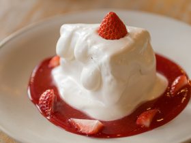 \1,580（税込）／tables cook & LIVING HOUSE ほこた苺のメルティ―ショートケーキ 昨年大バズりしたあの”メルティーショート”が再び！ 映え必至の美しさに加え、最高の口溶けも健在。まさに”飲める”ショートケーキ。