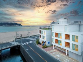 ～「鎌倉 松原庵の料理と酒を心ゆくまで楽しみ、海と空の青の移ろいを眺めながらお寛ぎいただけるホテル」HOTEL AO KAMAKURAは、おかげさまをもちまして今年3月に開業3周年を迎えました～ 間もなく見ごろを迎える鎌倉の紫陽花。ホテルに向かう江ノ電の沿線には紫陽花の名所が数多くありますが、ホテル館内も5月31日(金)から6月30日(日)までの期間、ライブラリースペースや客室に紫陽花を飾って皆さまをお迎えいたします。 ■紫陽花を楽しむ 鎌倉旅のおすすめ宿泊プラン【平日限定】一人旅プラン