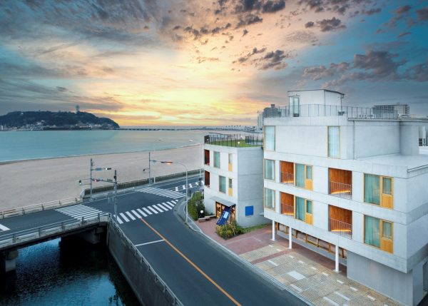 ～「鎌倉 松原庵の料理と酒を心ゆくまで楽しみ、海と空の青の移ろいを眺めながらお寛ぎいただけるホテル」HOTEL AO KAMAKURAは、おかげさまをもちまして今年3月に開業3周年を迎えました～ 間もなく見ごろを迎える鎌倉の紫陽花。ホテルに向かう江ノ電の沿線には紫陽花の名所が数多くありますが、ホテル館内も5月31日(金)から6月30日(日)までの期間、ライブラリースペースや客室に紫陽花を飾って皆さまをお迎えいたします。 ■紫陽花を楽しむ 鎌倉旅のおすすめ宿泊プラン【平日限定】一人旅プラン