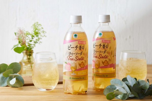 【Afternoon Tea】桃の華やぐ香り、甘さ控えめの微炭酸「ファミマル Afternoon Tea 監修 ピーチ香るティーソーダ」を新発売 全国のファミリーマートから、7月23日（火）より発売 アイビーカンパニー株式会社 2024年7月17日 10時00分 1 アイビーカンパニー株式会社（本社：東京都渋谷区千駄ヶ谷／代表取締役社長 塚田龍平）が運営する紅茶ブランド『Afternoon Tea』は、ファミリーマートのプライベートブランド『ファミマル』から「ファミマル　Afternoon Tea監修 ピーチ香るティーソーダ」を、7月23日（火）から全国のファミリーマート約16,300店にて発売いたします。