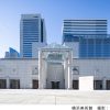 横浜美術館2024―2025年度　企画展スケジュールのご案内 公益財団法人 横浜市芸術文化振興財団 2024年6月28日 11時30分 6 横浜美術館は、3年にわたる大規模改修工事を終え、2024年3月、「第8回横浜トリエンナーレ」でリニューアルオープンしました。会期終了後は、工事のあいだ外部倉庫に保管していた約14,000点のコレクションを館内に戻す作業のため、再び休館いたします。11月に一部施設を開室し、いよいよ2025年2月、すべての活動を再開します。 この全館オープンのトップを飾るのが、真正面から「横浜」を取り上げる「おかえり、ヨコハマ」（2025年2月8日―6月2日）です。続く「佐藤雅彦展」（仮称／2025年6月28日―11月3日）、「日韓現代美術展」（仮称／2025年12月6日―2026年3月22日）までの1年にわたる企画展シリーズを「横浜美術館リニューアルオープン記念」とし、新しくなった美術館の船出を彩ります。 横浜という土地に根差すこと。「アート」の枠組みを超えた表現にも果敢に取り組むこと。国際貿易港としての歴史を踏まえ、世界に目を向けること。いずれも横浜美術館ならではのテーマを掲げる充実のラインナップです。どうぞご期待ください。 横浜美術館 館長　蔵屋美香