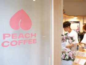 横浜・弘明寺に「まるでフルーツのようなコーヒー」が コンセプトのPEACH COFFEEが8/17オープン！ PEACH COFFEE 2024-08-16 11:45 PEACH COFFEE(横浜市南区・弘明寺)は、「まるでフルーツのようなコーヒー」をコンセプトに、個性豊かなスペシャルティコーヒーを提供するコーヒースタンドを2024年8月17日(土)にオープンいたします。 全国各地のコーヒーロースターと提携し、コーヒー生産地や焙煎技術にこだわった厳選されたコーヒーを抽出し、地元の皆様や訪れる方々に最高の一杯をお届けします。