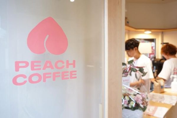 横浜・弘明寺に「まるでフルーツのようなコーヒー」が コンセプトのPEACH COFFEEが8/17オープン！ PEACH COFFEE 2024-08-16 11:45 PEACH COFFEE(横浜市南区・弘明寺)は、「まるでフルーツのようなコーヒー」をコンセプトに、個性豊かなスペシャルティコーヒーを提供するコーヒースタンドを2024年8月17日(土)にオープンいたします。 全国各地のコーヒーロースターと提携し、コーヒー生産地や焙煎技術にこだわった厳選されたコーヒーを抽出し、地元の皆様や訪れる方々に最高の一杯をお届けします。