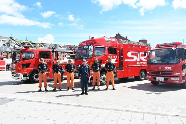 横浜市では９月７日（土）、９月８日（日）、赤レンガ倉庫前イベント広場において「横浜防災フェア2024」を開催いたします。 本イベントは昨年４年ぶりに赤レンガ倉庫前イベント広場で開催し、約７万２千人の方にご来場いただいた防災イベントです。 普段見ることのできない防災関係車両や、ブースの出展、海上での水難救助訓練の実施や船舶の紹介、横浜市消防音楽隊の演奏、ステージイベントの開催など、内容盛りだくさんとなっております。 ぜひご来場いただき、防災を自分事として考え、行動するきっかけとしていただければと思います。みなさまのご来場をお待ちしております。