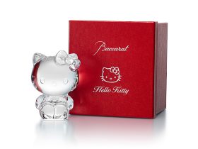 HAPPY ANNIVERSARY HELLO KITTY! バカラの魅惑的な世界と、2024年に誕生から50周年を迎える「ハローキティ」の魅力が出会いました。 記念すべき年を祝うバカラ x ハローキティのコラボレーションのために、バカラの職人たちはすべての年代のハローキティファンが、絶対に手に入れたくなるバカラのクリスタルのオーナメントを制作しました。 この特別なバカラ x ハローキティ コラボレーションを通じて、ポップカルチャーのアイコンである「ハローキティ」は光でドレスアップし、ユーモアと歓びに満ちた新たな冒険に旅立ちます。