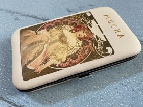 ミュシャ お裁縫セット入り アートケース ケースサイズ（約） 縦12×横8×厚さ1.8cm (C)Mucha Trust 2024 ※お裁縫セット入りアートケース以外は付録に含まれません ※ご使用のパソコンのモニターやスマートフォンの画面によっては、付録の色合いが、画面表示上のものと現物で異なる場合があります お問い合わせ先 【GLOW12月号 付録対応事務局】 0120-913-917 受付時間／10:00～17:00 （土・日・祝日を除く） 受付期間／2024年12月5日（木）まで 今月号の特集 わたしのためにできること。 COVER 吉瀬美智子 長谷川京子