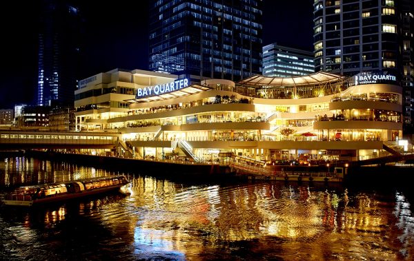 横浜ベイクォーター（英名：Yokohama Bay Quarter） 所在地 神奈川県横浜市神奈川区金港町1-10 店舗数 約80店舗 営業時間 レストラン11:00～22:00（一部23：00）ショップ・サービス 11:00～20:00 ※店舗により異なる／最新情報はホームページへ 運営管理 横浜ダイヤビルマネジメント株式会社 アクセス 横浜駅きた東口Aから歩道橋「ベイクォーターウォーク」で徒歩3分 横浜駅東口からポルタ、そごう2F経由で徒歩7分