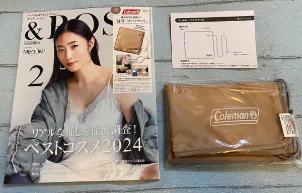 ＆ ＲＯＳＹ 2025年2月号 商品コード：TD4910114110259 1980円(税込) 真冬の冷え対策に！ Coleman [コールマン] 「温活♡ホットマット」 サイズ（約）：38×38cm、USBケーブルの長さ100cm 重量（約）：80g