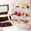 【ザ・カハラ・ホテル＆リゾート 横浜】香りと彩り、味わいで楽しむ春「The KAHALA Afternoon Tea Spring」 THE KAHALA LOUNGEにて、2025年4月1日（火）より期間限定でご提供 リゾートトラスト株式会社 2025年2月25日 17時56分 8 本年9月に開業5周年を迎える、ザ・カハラ・ホテル＆リゾート 横浜（所在地：神奈川県横浜市西区みなとみらい / 総支配人：阿部 泰年）では、2025年4月1日（火）～2025年4月30日（水）の1ヶ月限定で、「The KAHALA Afternoon Tea Spring」をTHE KAHALA LOUNGEにてご提供いたします。 THE KAHALA LOUNGEで好評をいただいている季節のアフタヌーンティーの4月のメニューには、桜花の香りをまとったレアチーズ「フロマージュブラン・桜」や、豊かな香りと酸味で味に変化をもたらす「ジュレ・シトロネル・マンダリン」など、6種のスイーツをはじめ、ホワイトアスパラやそら豆など、春の味覚を存分に味わえるセイボリー5種をご用意。「フロマージュブラン・桜」を飾る桜色のチョコレート細工には、家族のように温かく皆様をお迎えするOHANAの精神を宿した当ホテルのシンボルマークをあしらい、出会いの季節にふさわしい特別な高揚感を表現いたしました。みなとみらいの街並みを一望する非日常空間で、心はずむ春の味わいをご堪能ください。 ■The KAHALA Afternoon Tea Spring 概要 ※数量限定、完全予約制