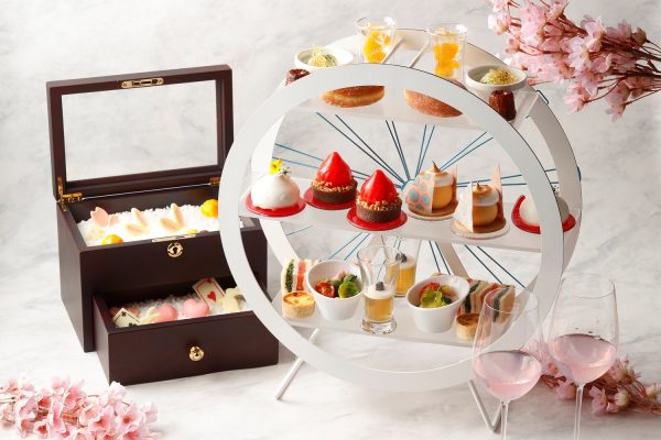 【ザ・カハラ・ホテル＆リゾート 横浜】香りと彩り、味わいで楽しむ春「The KAHALA Afternoon Tea Spring」 THE KAHALA LOUNGEにて、2025年4月1日（火）より期間限定でご提供 リゾートトラスト株式会社 2025年2月25日 17時56分 8 本年9月に開業5周年を迎える、ザ・カハラ・ホテル＆リゾート 横浜（所在地：神奈川県横浜市西区みなとみらい / 総支配人：阿部 泰年）では、2025年4月1日（火）～2025年4月30日（水）の1ヶ月限定で、「The KAHALA Afternoon Tea Spring」をTHE KAHALA LOUNGEにてご提供いたします。 THE KAHALA LOUNGEで好評をいただいている季節のアフタヌーンティーの4月のメニューには、桜花の香りをまとったレアチーズ「フロマージュブラン・桜」や、豊かな香りと酸味で味に変化をもたらす「ジュレ・シトロネル・マンダリン」など、6種のスイーツをはじめ、ホワイトアスパラやそら豆など、春の味覚を存分に味わえるセイボリー5種をご用意。「フロマージュブラン・桜」を飾る桜色のチョコレート細工には、家族のように温かく皆様をお迎えするOHANAの精神を宿した当ホテルのシンボルマークをあしらい、出会いの季節にふさわしい特別な高揚感を表現いたしました。みなとみらいの街並みを一望する非日常空間で、心はずむ春の味わいをご堪能ください。 ■The KAHALA Afternoon Tea Spring 概要 ※数量限定、完全予約制