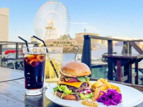 【GWは横浜・みなとみらいのカフェへ】絶景ロケーションのカフェHemingway横浜にて、5月1日(木)より、新メニュー『Hemingway Burger(ヘミングウェイバーガー)』の提供を開始いたします！ Hemingway本店で大人気のハンバーガーが横浜店でもスタートいたします！ biid株式会社 2025-04-25 11:50 biid株式会社（以下、ビード。本社：神奈川県藤沢市、代表取締役：松尾 省三　Web: https://biid.jp/ ）は、運営する「カフェ&バー ヘミングウェイ横浜（以下、ヘミングウェイ横浜。Web: https://hemingway-yokohama.cafe/ ）」にて、2025年5月1日(木)より、新メニューのHemingway特製ハンバーガーの提供を開始いたします。ゴールデンウィークは横浜のみなとみらいを一望できる最高のロケーションで、フォトジェニックな絶品新メニューを味わってみませんか？