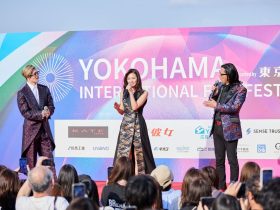 第3回横浜国際映画祭2日目のベイサイドパーティーに元HKT48センターで女優の兒玉遥がセクシーなドレスに身を包み登場。作曲家 菅野祐悟がジョジョのテーマソングを演奏、7ORDER安井謙太郎も登壇！ 横浜ベイエリアで5月4日〜5月6日の3日間にわたって開催中の横浜国際映画祭。2日目の本日5月5日(月・祝)は、横浜赤レンガパークの海沿いステージにて映画関係者と映画ファンが交流する社交会「ベイサイドパーティー」が実施されました。 圧巻のオープニングパフォーマンスの後、乾杯の音頭とともにパーティーがスタート。参加者は絶好のロケーションでドリンクを楽しみながら、ステージ上では「新人女優公開オーディション ファイナリストのお披露目」「ファッションショー」「トークショー」「音楽ステージ」と豪華ゲストによる盛りだくさんのイベントが行われました。