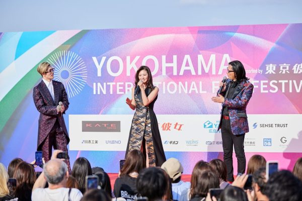 第3回横浜国際映画祭2日目のベイサイドパーティーに元HKT48センターで女優の兒玉遥がセクシーなドレスに身を包み登場。作曲家 菅野祐悟がジョジョのテーマソングを演奏、7ORDER安井謙太郎も登壇！ 横浜ベイエリアで5月4日〜5月6日の3日間にわたって開催中の横浜国際映画祭。2日目の本日5月5日(月・祝)は、横浜赤レンガパークの海沿いステージにて映画関係者と映画ファンが交流する社交会「ベイサイドパーティー」が実施されました。 圧巻のオープニングパフォーマンスの後、乾杯の音頭とともにパーティーがスタート。参加者は絶好のロケーションでドリンクを楽しみながら、ステージ上では「新人女優公開オーディション ファイナリストのお披露目」「ファッションショー」「トークショー」「音楽ステージ」と豪華ゲストによる盛りだくさんのイベントが行われました。