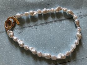 パリ生まれの人気ブランド TABASA [タバサ] バロックパール調 チェーンアクセサリー サイズ（約） 長さ47.5cm［カラビナを含む］ ※チェーンアクセサリー以外は付録に含まれません ※ご使用のパソコンのモニターやスマートフォンの画面によっては、付録の色合いが、画面表示上のものと現物で異なる場合があります お問い合わせ先 【素敵なあの人6月号 付録対応事務局】 0120-108-280 受付時間／10:00～17:00 （土・日・祝日を除く） 受付期間／2025年6月23日（月）まで 今月号の特集 素敵な宝島田家（たからしまだけ）物語 Final 厳選9アイテム 60代の初夏の着まわし3週間