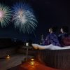 【リゾナーレ熱海】1日1組限定で、プライベート空間から花火を贅沢に堪能する「絶景花火旅」プラン販売 〜「絶景特別席」で、シャンパンやオリジナルパフェを味わいながら優雅に花火観賞ができます〜 星野リゾート 2025年4月24日 13時00分 3 「絶景特別席」から見える熱海海上花火大会 空と海と森が彩る空間で、心弾む滞在が叶うリゾート「リゾナーレ熱海」では、2025年7月25日〜12月7日の熱海海上花火大会（＊）開催日の全9日間、1日1組限定で、プライベート空間から花火を贅沢に堪能する「絶景花火旅」を販売します。熱海海上花火大会をイメージしたメインダイニング「和食ダイニング 花火」での夕食後、客室のテラスにて本プランのために設えた「絶景特別席」で花火を鑑賞できます。2年目となる今回は、シャンパンやオリジナルパフェを花火鑑賞中に提供。夕食時や客室にて花火柄の浴衣を着たり、線香花火を客室のテラスで楽しめたり、鑑賞の前後も花火を存分に堪能することができる宿泊プランです。 （＊）熱海海上花火大会は、年間を通して10回以上開催。2025年で74年目を迎える歴史あるイベント。 「絶景花火旅」の特徴 1　海上から打ち上がる花火をゆったりと堪能する「絶景特別席」【Power Up】