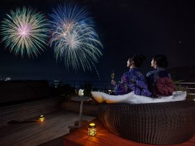 【リゾナーレ熱海】1日1組限定で、プライベート空間から花火を贅沢に堪能する「絶景花火旅」プラン販売 〜「絶景特別席」で、シャンパンやオリジナルパフェを味わいながら優雅に花火観賞ができます〜 星野リゾート 2025年4月24日 13時00分 3 「絶景特別席」から見える熱海海上花火大会 空と海と森が彩る空間で、心弾む滞在が叶うリゾート「リゾナーレ熱海」では、2025年7月25日〜12月7日の熱海海上花火大会（＊）開催日の全9日間、1日1組限定で、プライベート空間から花火を贅沢に堪能する「絶景花火旅」を販売します。熱海海上花火大会をイメージしたメインダイニング「和食ダイニング 花火」での夕食後、客室のテラスにて本プランのために設えた「絶景特別席」で花火を鑑賞できます。2年目となる今回は、シャンパンやオリジナルパフェを花火鑑賞中に提供。夕食時や客室にて花火柄の浴衣を着たり、線香花火を客室のテラスで楽しめたり、鑑賞の前後も花火を存分に堪能することができる宿泊プランです。 （＊）熱海海上花火大会は、年間を通して10回以上開催。2025年で74年目を迎える歴史あるイベント。 「絶景花火旅」の特徴 1　海上から打ち上がる花火をゆったりと堪能する「絶景特別席」【Power Up】