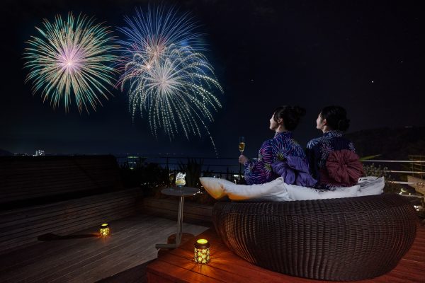 【リゾナーレ熱海】1日1組限定で、プライベート空間から花火を贅沢に堪能する「絶景花火旅」プラン販売 〜「絶景特別席」で、シャンパンやオリジナルパフェを味わいながら優雅に花火観賞ができます〜 星野リゾート 2025年4月24日 13時00分 3 「絶景特別席」から見える熱海海上花火大会 空と海と森が彩る空間で、心弾む滞在が叶うリゾート「リゾナーレ熱海」では、2025年7月25日〜12月7日の熱海海上花火大会（＊）開催日の全9日間、1日1組限定で、プライベート空間から花火を贅沢に堪能する「絶景花火旅」を販売します。熱海海上花火大会をイメージしたメインダイニング「和食ダイニング 花火」での夕食後、客室のテラスにて本プランのために設えた「絶景特別席」で花火を鑑賞できます。2年目となる今回は、シャンパンやオリジナルパフェを花火鑑賞中に提供。夕食時や客室にて花火柄の浴衣を着たり、線香花火を客室のテラスで楽しめたり、鑑賞の前後も花火を存分に堪能することができる宿泊プランです。 （＊）熱海海上花火大会は、年間を通して10回以上開催。2025年で74年目を迎える歴史あるイベント。 「絶景花火旅」の特徴 1　海上から打ち上がる花火をゆったりと堪能する「絶景特別席」【Power Up】
