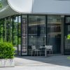 5月26日、パシフィコ横浜ノースにUNI COFFEE ROASTERYがオープン 人気のUNI DONUTSのほか、同店限定のテイクアウトメニュー「PARK COFFEE SET」も販売 株式会社GRACE 2025年5月23日 14時00分 7 株式会社GRACE（本社：神奈川県横浜市、代表取締役：沢村 優太。以下、GRACE）が展開するカフェ「UNI COFFEE ROASTERY」は2025年5月26日（月）より、パシフィコ横浜（正式名称：株式会社横浜国際平和会議場、所在地：横浜市西区、代表取締役社長：林 琢己）に、「UNI COFFEE ROASTERY パシフィコ横浜ノース」をオープンいたします。 「UNI COFFEE ROASTERY パシフィコ横浜ノース」ではUNI COFFEE ROASTERYの主力ドリンクやフードに加えて、UNI DONUTSなどの人気のスイーツ群もご用意。さらに、「UNI COFFEE ROASTERY パシフィコ横浜ノース」限定のテイクアウトメニュー「PARK COFFEE SET」も販売いたします。パシフィコ横浜のお近くを訪れた際は、ぜひお立ち寄りください。 *「UNI COFFEE ROASTERY パシフィコ横浜ノース」の営業日については、不定期営業となりますが、土、日、祝日は基本的に営業いたします。詳細は「UNI COFFEE ROASTERY パシフィコ横浜ノース」店舗ページ内をご参照ください