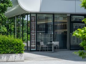 5月26日、パシフィコ横浜ノースにUNI COFFEE ROASTERYがオープン 人気のUNI DONUTSのほか、同店限定のテイクアウトメニュー「PARK COFFEE SET」も販売 株式会社GRACE 2025年5月23日 14時00分 7 株式会社GRACE（本社：神奈川県横浜市、代表取締役：沢村 優太。以下、GRACE）が展開するカフェ「UNI COFFEE ROASTERY」は2025年5月26日（月）より、パシフィコ横浜（正式名称：株式会社横浜国際平和会議場、所在地：横浜市西区、代表取締役社長：林 琢己）に、「UNI COFFEE ROASTERY パシフィコ横浜ノース」をオープンいたします。 「UNI COFFEE ROASTERY パシフィコ横浜ノース」ではUNI COFFEE ROASTERYの主力ドリンクやフードに加えて、UNI DONUTSなどの人気のスイーツ群もご用意。さらに、「UNI COFFEE ROASTERY パシフィコ横浜ノース」限定のテイクアウトメニュー「PARK COFFEE SET」も販売いたします。パシフィコ横浜のお近くを訪れた際は、ぜひお立ち寄りください。 *「UNI COFFEE ROASTERY パシフィコ横浜ノース」の営業日については、不定期営業となりますが、土、日、祝日は基本的に営業いたします。詳細は「UNI COFFEE ROASTERY パシフィコ横浜ノース」店舗ページ内をご参照ください