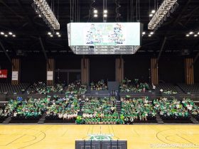【横浜エクセレンス】「2024-25シーズン ファン感謝祭」を開催いたしました！ 「B3優勝」を達成したシーズン、皆様への感謝を込めて来場者全員に全選手・Eleganceがサインをする場面も！ 横浜エクセレンス 2025年5月26日 13時00分 4 いつも横浜エクセレンスを応援いただきありがとうございます。 5月25日(日)に今シーズンを支えていただいた皆様への感謝を込めて「2024-25シーズン ファン感謝祭」を開催しましたのでお知らせいたします。 この度は、ファン感謝祭へご参加いただき誠にありがとうございました！