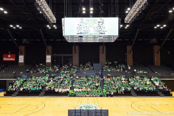 【横浜エクセレンス】「2024-25シーズン ファン感謝祭」を開催いたしました！ 「B3優勝」を達成したシーズン、皆様への感謝を込めて来場者全員に全選手・Eleganceがサインをする場面も！ 横浜エクセレンス 2025年5月26日 13時00分 4 いつも横浜エクセレンスを応援いただきありがとうございます。 5月25日(日)に今シーズンを支えていただいた皆様への感謝を込めて「2024-25シーズン ファン感謝祭」を開催しましたのでお知らせいたします。 この度は、ファン感謝祭へご参加いただき誠にありがとうございました！
