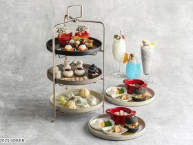 【新横浜プリンスホテル】世界で一番有名なペンギン“ピングー”とコラボレーション！ピングーの楽しい午後のティーパーティーをテーマにコラボレーションアフタヌーンティーとドリンクを販売 ピングー生誕45周年記念！ 株式会社西武・プリンスホテルズワールドワイド 2025年5月16日 16時00分 8 新横浜プリンスホテル（所在地：横浜市港北区新横浜3-4 総支配人：武田昌人）では、ホテル最上階の「トップ オブ ヨコハマ バーラウンジ」（42F）にて2025年6月1日(日)から7月17日(木)までペンギンのキャラクター「ピングー」とのコラボレーションメニューを販売いたします。 コミカルで可愛い、世界で一番有名なペンギン“ピングー”は今年で誕生45周年。周年を記念し、当ホテルと初のコラボレーションが実現しました。コラボレーションメニューは、ピングーたちの楽しい午後のティーパーティーをテーマに、アフタヌーンティーとドリンク3種類をラインナップ。 コラボレーションメニュー アフタヌーンティーは、おちゃめなピングーを再現したホワイトチョコレートのムース“ピングームース”や、ピングーの妹ピンガの可愛らしいお顔の形の“ピンガのレアチーズムース”、アザラシのロビが海を泳ぐ様子をイメージした“イグルー風スコーン ロビのブルークロテッド風クリーム”など、愛らしいキャラクターたちがいっぱいの賑やかで楽しいスイーツの数々をご提供。また、黒のバンズでピングーを表現したフィッシュバーガー“ピングーフィッシュバーガー”や、作中に登場するメニューを再現した“パリジャンポテトと海老のフリカッセ”など、セイボリーでもピングーの世界観を味わっていただけます。