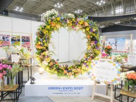 【横浜市】結婚式で使われた装花のアップサイクル！　幸せをシェアしながら、フラワーロスを削減！ 「地球１個分で暮らそう STYLE100」新規アクション　「“幸せのお福分け”シェアフラワーSTYLE」が始まります！ 横浜市 2025年5月9日 13時41分 6 制作したオブジェ 　横浜市では、新たなグリーン社会の実現に向けて市民や企業・団体の皆様と共に推進するプロジェクト「地球１個分で暮らそう　STYLE100」に取り組んでいます。地球にやさしい未来の暮らしをつくる活動の実践事例や、関係者を巻き込みながら創出する新規アクションを一つの「STYLE」として発信し、GREEN×EXPO 2027の開催までに100のSTYLEを発信することを目指し、推進しています。 　このたび、「STYLE100」における新たなSTYLEの一つとして、結婚式で使われた装花のアップサイクル（※）を結婚式場と一緒に拡げていく「“幸せのお福分け”シェアフラワーSTYLE」が始まりました。 　その第一弾として、５月３日(土)から開催された「横浜フラワー＆ガーデンフェスティバル2025」にて、市内で５か所の結婚式場を展開する（株）テイクアンドギヴ・ニーズ様からご提供いただいた結婚式の装花をアップサイクルし、来場者参加型でオブジェを制作するイベントを実施しました。 　今後、結婚式場をはじめ、花のアップサイクルに取り組む皆様も巻き込み、市内で展開されるイベント等の機会を捉えた取組のお披露目など、フラワーロスの削減も体現するシェアフラワーSTYLEの市内への広がりを目指していきます。 （※）アップサイクル：本来廃棄されていたものに新たに価値を付加し、再利用すること