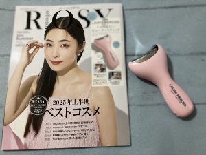 電池も充電も必要ない、便利なビューティスティック。顔だけじゃなく、ボディにも使用できるので色々なシーンでもお役立ち間違いなし！ 電池も充電も必要ない、便利なビューティスティック。顔だけじゃなく、ボディにも使用できるので色々なシーンでもお役立ち間違いなし！スティックはゲル内蔵で冷たいプレートが気持ちいい！ 冷蔵庫で冷やしてくりかえし使える【POINT 1】絶妙なカーブがフィット感抜群。目元に使えば、シャキッ！なめらかなカーブで、目もとだけでなく、フェイスラインや頰の曲線にもピッタリ【POINT 2】冷たさ続くジェル内蔵。くり返し使えます！ローションやセラムをなじませた後の手でも、握りの安定感があります！ひんやり気持ちいい～♡【POINT 3】腕や脚、 ボディにもOK ひんやり、リフレッシュ！ 二の腕やふくらはぎなども気持ちいい。ボディミルクやローションなどを伸ばした後に使用するのもGOOD LAURA MERCIER [ローラ メルシエ] キュッと冷たい！ ビューティスティック サイズ（約） 長さ15×幅8.2×厚さ3.8cm［最大］ 重さ（約）：105g ※冷凍庫には入れないでください ※ビューティスティック以外は付録に含まれません ※医療機器ではありません ※冷やし過ぎると、肌に負担がかかることがあります。使用前に手の甲であらかじめ温度を確認してから使用してください ※肌にダメージを与える恐れがありますので、絶対に冷凍庫には入れないでください ※ご使用のパソコンのモニターやスマートフォンの画面によっては、付録の色合いが、画面表示上のものと現物で異なる場合があります お問い合わせ先 【otona ROSY 2025・Summer 付録対応事務局】 0120-296-562 受付時間／10:00～17:00 （土・日・祝日を除く） 受付期間／2025年9月29日（月）まで 今月号の特集 2025年上半期 ベストコスメ COVER MEGUMI 【あわせ買い時の配送について】 予約商品と他商品を同時にお求めの場合、最も発売日の遅い商品に合わせて一括配送となります。 ご注意ください。 別々の配送をご希望の場合は、お手数をおかけしますが、それぞれ個別にお買い求めください。