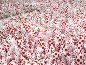 【ルイ·ヴィトン】草間彌生の展覧会「INFINITY - SELECTED WORKS FROM THE COLLECTION」をエスパス ルイ·ヴィトン大阪にて開催 ルイ･ヴィトン ジャパン株式会社 2025年6月27日 14時05分 8 Yayoi Kusama, Infinity Mirror Room-Phalli’s Field (or Floor Show) (1965/2013), ©YAYOI KUSAMA, Courtesy of Ota Fine Arts ルイ·ヴィトンはこのたび、エスパス ルイ·ヴィトン大阪にて、日本を代表するアーティスト 草間彌生の展覧会｢INFINITY - SELECTED WORKS FROM THE COLLECTION｣を開催いたします。本展では、国際的なアートシーンに登場した初期の作品から近年の作品にいたるまで、インスタレーション作品や絵画作品を紹介します。また、本展は、東京、ミュンヘン、ヴェネツィア、北京、ソウル、大阪のエスパス ルイ·ヴィトンにてフォンダシオン ルイ·ヴィトンの所蔵コレクションを公開する｢Hors-les-murs(壁を越えて)｣プログラムの一環であり、国際的なプロジェクトを通じて、世界各地のより多くの観客に作品を届けるというフォンダシオンの理念に基づいています。 フォンダシオン ルイ·ヴィトンについて フォンダシオン ルイ·ヴィトンは現代アートとアーティスト、そしてそれらのインスピレーションの源となった重要な20世紀の作品に特化した芸術機関です。公益を担うフォンダシオンが所蔵するコレクションと主催する展覧会を通じ、幅広い多くの人々に興味を持っていただくことを目指しています。カナダ系アメリカ人の建築家フランク·ゲーリーが手掛けたこの壮大な建物は、既に21世紀を代表する建築物と捉えられており、芸術の発展に目を向けたフォンダシオンの独創的な取組みを体現しています。 2014年10月の開館以来、1000万人を超える来館者をフランス、そして世界各地から迎えてきました。 フォンダシオン ルイ·ヴィトンは、本機関にて実施される企画のみならず、他の財団や美術館を含む、民間および公共の施設や機関との連携においても、国際的な取組みを積極的に展開してきました。 とりわけモスクワのプーシキン美術館とサンクトペテルブルクのエルミタージュ美術館(2016年の｢Icons of Modern Art: The Shchukin Collection｣展、2021年の｢The Morozov Collection｣展)やニューヨーク近代美術館(｢Being Modern: MoMA in Paris｣展)、ロンドンのコートールド美術研究所(｢The Courtauld Collection. A Vision for Impressionism｣展)などが挙げられます。また、フォンダシオンは、東京、ミュンヘン、ヴェネツィア、北京、ソウル、大阪に設けられたエスパス ルイ·ヴィトンにて開催される所蔵コレクションの展示を目的とした｢Hors-les-murs(壁を越えて)｣プログラムのアーティスティック·ディレクションを担っています。これらのスペースで開催される展覧会は無料で公開され、関連するさまざまな文化的コミュニケーションを通じてその活動をご紹介しています。