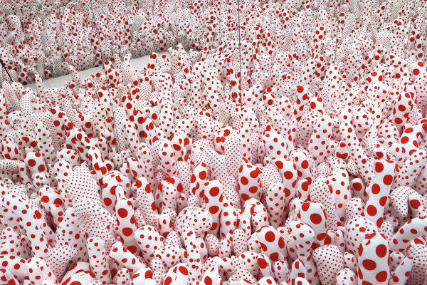 【ルイ·ヴィトン】草間彌生の展覧会「INFINITY - SELECTED WORKS FROM THE COLLECTION」をエスパス ルイ·ヴィトン大阪にて開催 ルイ･ヴィトン ジャパン株式会社 2025年6月27日 14時05分 8 Yayoi Kusama, Infinity Mirror Room-Phalli’s Field (or Floor Show) (1965/2013), ©YAYOI KUSAMA, Courtesy of Ota Fine Arts ルイ·ヴィトンはこのたび、エスパス ルイ·ヴィトン大阪にて、日本を代表するアーティスト 草間彌生の展覧会｢INFINITY - SELECTED WORKS FROM THE COLLECTION｣を開催いたします。本展では、国際的なアートシーンに登場した初期の作品から近年の作品にいたるまで、インスタレーション作品や絵画作品を紹介します。また、本展は、東京、ミュンヘン、ヴェネツィア、北京、ソウル、大阪のエスパス ルイ·ヴィトンにてフォンダシオン ルイ·ヴィトンの所蔵コレクションを公開する｢Hors-les-murs(壁を越えて)｣プログラムの一環であり、国際的なプロジェクトを通じて、世界各地のより多くの観客に作品を届けるというフォンダシオンの理念に基づいています。 フォンダシオン ルイ·ヴィトンについて フォンダシオン ルイ·ヴィトンは現代アートとアーティスト、そしてそれらのインスピレーションの源となった重要な20世紀の作品に特化した芸術機関です。公益を担うフォンダシオンが所蔵するコレクションと主催する展覧会を通じ、幅広い多くの人々に興味を持っていただくことを目指しています。カナダ系アメリカ人の建築家フランク·ゲーリーが手掛けたこの壮大な建物は、既に21世紀を代表する建築物と捉えられており、芸術の発展に目を向けたフォンダシオンの独創的な取組みを体現しています。 2014年10月の開館以来、1000万人を超える来館者をフランス、そして世界各地から迎えてきました。 フォンダシオン ルイ·ヴィトンは、本機関にて実施される企画のみならず、他の財団や美術館を含む、民間および公共の施設や機関との連携においても、国際的な取組みを積極的に展開してきました。 とりわけモスクワのプーシキン美術館とサンクトペテルブルクのエルミタージュ美術館(2016年の｢Icons of Modern Art: The Shchukin Collection｣展、2021年の｢The Morozov Collection｣展)やニューヨーク近代美術館(｢Being Modern: MoMA in Paris｣展)、ロンドンのコートールド美術研究所(｢The Courtauld Collection. A Vision for Impressionism｣展)などが挙げられます。また、フォンダシオンは、東京、ミュンヘン、ヴェネツィア、北京、ソウル、大阪に設けられたエスパス ルイ·ヴィトンにて開催される所蔵コレクションの展示を目的とした｢Hors-les-murs(壁を越えて)｣プログラムのアーティスティック·ディレクションを担っています。これらのスペースで開催される展覧会は無料で公開され、関連するさまざまな文化的コミュニケーションを通じてその活動をご紹介しています。