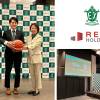 【横浜エクセレンス】経営体制変更のお知らせ 横浜エクセレンス 2025年7月15日 12時00分 4 日頃より横浜エクセレンスへのご支援・ご声援いただきまして誠にありがとうございます。 この度、株式会社リアルホールディングスが横浜エクセレンスへ資本参画することになり、横浜エクセレンスは株式会社リアルホールディングスの子会社になりましたのでお知らせいたします。 新経営体制 (1) 株主構成 ＜旧・株主構成＞ 山口 功一郎(筆頭株主) 株式会社リアルホールディングス 株式会社加藤製作所 ＜新・株主構成＞ 株式会社リアルホールディングス(筆頭株主) 山口 功一郎 株式会社加藤製作所 (2) 役員体制 ＜新・役員構成＞ 代表取締役社長 桜井 直哉 取締役 倉田 広一 取締役 今村 洸太 取締役 萩原 祐一(株式会社リアルホールディングス) 取締役 中村 絵美(株式会社リアルホールディングス) 取締役 熊倉 俊博(株式会社リアルホールディングス) 取締役 中井 宏樹 取締役 山田 好秋(株式会社加藤製作所) 監査役 土屋 一郎 経営体制変更の目的 横浜エクセレンスが「B.LEAGUE PREMIER」への参入、日本一のクラブになるため、そして横浜エクセレンスが横浜市で継続して発展していくため。 経営体制変更の経緯 横浜エクセレンスは、ホームタウンを移転し地域の皆様に支えられ4年が経ちました。2026年のB.革新をはじめ、急速に成長するBリーグの中で、事業成長を図ることは必要不可欠でした。 そのような状況の中、横浜エクセレンスの「スポーツを通じてたくさんの人を笑顔に」という企業理念と横浜市での地域連携活動やリーグ戦を闘う姿に共感いただきました。同じ志を持ったオーナー企業と共にクラブの発展に向けてともに歩んでいくことになりました。 株式会社リアルホールディングスについて リアルホールディングス｜コーポレートサイト (※外部リンクとなります。) 株式会社リアルホールディングスは首都圏「東京、神奈川、千葉、埼玉」を中心に住まいの提供やライフスタイルを創造する事業です。 「分譲住宅、不動産仲介・収益不動産・建築請負・ソリューション事業・投資業・飲食業・エンターテイメント業」をグループにて一貫体制で行っています。 株式会社リアルホールディングスの中核企業にあたる株式会社リアルは横浜で創業し、地域の方々に支えていただき数多くの実績と信頼を築いてきました。その後、業務拡大に伴い一大グループを構築しより一層地域や社会に貢献できように日々努めています。 また、事業を通じた社会課題解決により、あらゆるステークホルダーから信頼される経営の実現を目指しています。 株式会社リアルホールディングス 代表取締役社長 桑原真 コメント このたび、横浜エクセレンスのオーナー企業として 新たなスタートを切ることとなりましたリアルホールディングス代表の桑原です。 横浜エクセレンスという、地域に愛される存在を核とすることで 私たちリアルホールディングスグループ全体の事業をも、この横浜でさらに成長させていく、 そのような、持続可能な関係を目指してまいりたいと思っております。 例えば、私たちの本業である不動産事業においては、 『エクセレンスのある街』として、そのエリアのブランド価値を高めていく。 リアルホールディングスグループ各社が提供する様々なサービスを ファンの皆様の暮らしに寄り添う形でご提供していく。 チームの成長と、私たちの事業の成長が、両輪となって加速していく。 これこそが、私たちの考える『事業を通じた地方創生』の、理想の姿です。 しかし、この大きな相乗効果も、チームが強く魅力的でなければ始まりません。 ですから、私たちが今、全精力を傾けるべき当面の、そして最大の目標はただ一つです。 それは、このB2リーグで圧倒的な結果を出し優勝を勝ち取ること。 今、私たちが立っているこの場所で、まずは揺るぎない強さを示すこと。 それが、これまでチームを支えてこられたファンの皆様、 そしてこれから応援してくださる全ての皆様への、何よりの誠意であり、 信頼への第一歩であると信じています。 その先に、私たちはもちろん「B.LEAGUE PREMIER」への参入を明確に見据えています。 先ほど申し上げた事業シナジーを最大限に発揮し、 売上規模、集客力といったプレミアが求める基準を着実にクリアしてまいります。 アリーナにつきましても、クラブの成長段階に応じて、 横浜市様と連携し、将来の最高の舞台を追求してまいります。 そうして一歩一歩、横浜の皆様と共に階段を駆け上がり 私たちの最終目標である『2035年、B.PREMIERでの年間チャンピオン』の座を 必ずやこの横浜にもたらすことを目標としております。 私たちのこの挑戦は、クラブだけの挑戦ではありません。 エクセレンスが強くなることで、街が活気づく。 街の応援が、エクセレンスをさらに強くする。 これは、横浜の皆様と共に、街の価値を高め、未来への夢を共有する、 壮大な『街づくり』のプロジェクトなのです。 横浜エクセレンスの未来に、どうぞご期待ください。 株式会社横浜エクセレンス 代表取締役社長 桜井直哉 コメント この度、横浜エクセレンスはリアルホールディングスグループの一員となりました。 桑原オーナーはじめ関係者の皆様にこの場をお借りして改めて御礼申し上げます。 桑原オーナーのコメントにもございましたが、 2035年の日本一という目標を共に掲げております。 僕たちが日本一になることは、横浜が盛り上がり、さらなるにぎわいを作り出す。 その一助となると考えています。 この目標を達成するのは簡単でなく、乗り越えていかなければいけない課題は多いですが、クラブとして歩みを止めず着実に成長して参ります。 中長期的な目標はありがらもひとつずつ課題を乗り越える必要があります。 まずは今シーズンB2の舞台で粘り強く戦い結果を残していくこと。 そして2026-27シーズンから始まる新リーグではいち早く「B.LEAGUE PREMIER」への参入を目指します。 「B.LEAGUE PREMIER」へ参入するためには、売上12億円・平均入場者4,000名を達成しなければなりません。 今回、横浜に本社を構えますリアルホールディングスのグループとなったことにより より一層徹底的に地域と連携した活動を行うことができると思っております。 エクセレンスの認知 そしてファンベースが拡大し、売上や平均入場者数の課題をクリアしていく。 2035年の日本一を達成するために やはり私たちが行うことは地域連携に詰まっているのだと考えています。 この度新しいスタートとなりますが、皆様と紡いで参りましたエクセレンスの歴史は引継ぎながら、リアルホールディングスグループの一員となりさらに成長を加速して参ります。 そして2035年、日本一となる姿を皆様と共に喜べるよう 引き続き今後の横浜エクセレンスへのご支援・ご声援を何卒よろしくお願い申し上げます。 記者会見の様子 2025年7月14日(月)に本件に関する記者会見を行いました。 その会見の様子は後日横浜エクセレンス公式YouTubeにて公開予定です。