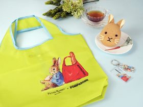 『ピーターラビット™×ポンパドウル』コラボグッズを新発売！ 株式会社 ポンパドウル 2025年7月28日 10時00分 1 株式会社ポンパドウル（本社：神奈川県横浜市中区、代表取締役社長：三藤貴史）はピーターラビット™とコラボレーションしたアクリルキーホルダーを8月1日（金）から、エコバッグは9月上旬から全店で発売いたします。また、元町本店など一部店舗ではコラボパンも発売！ 【ピーターラビット™ （アクリルキーホルダー）】 ピーターラビットが食パンをパクッ！？ピーターラビットとコラボしたオリジナルアクリルキーホルダーです。 価格：税込660円（本体価格600円） 発売日：8月1日（金） 取扱い店舗：全店 サイズ：約W40×H70mm 材質：アクリル