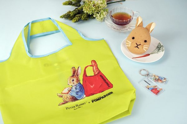 『ピーターラビット™×ポンパドウル』コラボグッズを新発売！ 株式会社 ポンパドウル 2025年7月28日 10時00分 1 株式会社ポンパドウル（本社：神奈川県横浜市中区、代表取締役社長：三藤貴史）はピーターラビット™とコラボレーションしたアクリルキーホルダーを8月1日（金）から、エコバッグは9月上旬から全店で発売いたします。また、元町本店など一部店舗ではコラボパンも発売！ 【ピーターラビット™ （アクリルキーホルダー）】 ピーターラビットが食パンをパクッ！？ピーターラビットとコラボしたオリジナルアクリルキーホルダーです。 価格：税込660円（本体価格600円） 発売日：8月1日（金） 取扱い店舗：全店 サイズ：約W40×H70mm 材質：アクリル