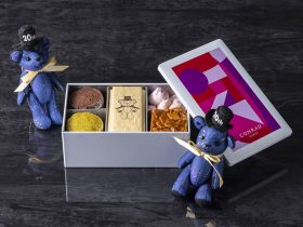 コンラッド東京、7月1日（火）より開業20周年記念コンラッド・ベアおよびクッキー缶を販売 合計20名様に当たるプレゼントキャンペーンの実施も コンラッド東京 2025年6月26日 10時00分 1 コンラッド東京（東京都港区、総支配人 ニール・マッキネス）は、2025年7月1日に開業20周年を迎えることを記念して、限定版のコンラッド・ベアおよびプレミアムクッキー缶を販売いたします。さらに、宿泊券や館内のレストラン優待券など合計20名様に当たるプレゼントキャンペーンを実施いたします。2005年にヒルトンのラグジュアリーブランドとして日本に初進出して20年。多くの出会いと皆様からのご支援に感謝の気持ちを込め、コンラッド東京との繋がりを感じていただける記念アイテムをご用意いたしました。
