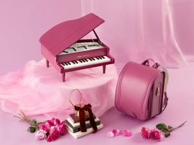 土屋鞄のランドセルブランド「grirose」河合楽器製作所とコラボ第2弾　ランドセルカラーの特別仕様『KAWAI meets grirose』ミニグランドピアノ　6月21日(土)より数量限定販売開始 NEWカラー2色が登場、プレゼントキャンペーンやgrirose横浜店ではミニピアノコンサートも開催 土屋鞄製造所 2025年6月3日 11時10分 107 　創業60周年を迎えるランドセルメーカー、株式会社土屋鞄製造所（本社：東京都足立区、以下当社）が展開する、ランドセルおよびオリジナルのスクールアイテムなどを取り扱うブランド「grirose（グリローズ）」と、株式会社河合楽器製作所（本社：静岡県浜松市）は、両者のコラボレーションプロジェクト『KAWAI meets grirose』により製作したカワイミニピアノを、カワイ直営店4店舗ならびにカワイ公式オンラインショップにて6月21日(土)より期間・数量限定で販売いたします。 2024年に実施した初のコラボレーションは、当初の想定を大きく上回る反響をいただきました。今年は2026年度入学モデルのランドセルの新色2色「ロマンスピオニー」「ルーセントパープル」を加え、全7色のミニピアノをお届けします。 さらに、販売に先駆け、grirose公式Instagramにて本製品が当たるプレゼントキャンペーンも実施いたします。 また、7月27日(日)にはgrirose横浜店にて、音楽ユニット「おとのまほう」から2名をお迎えし、KAWAI meets griroseミニグランドピアノを使用した演奏会を開催いたします。