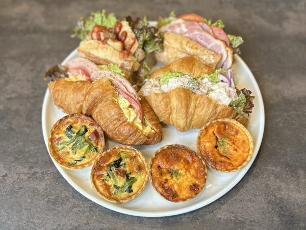 ミュンヘン 横浜SOGO店 リニューアルオープンのお知らせ 横浜SOGO限定！ 惣菜メニューが新登場。 株式会社　八六商店 2025年8月4日 10時00分 3 横浜は上永谷で創業し、地元の皆さまに愛されて40年。 自家製ハム・ソーセージの専門店「ミュンヘン」横浜SOGO店が、2025年8月9日よりリニューアルオープンいたします。 今回のリニューアルでは、SOGO店限定で惣菜メニューが新登場！ ミュンヘン自慢のハムを使ったサンドウィッチやサラダなど、毎日のランチや夕食に嬉しいラインアップを展開します。