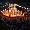 みなとみらい地区を代表する夏の納涼イベント『第16回 みなとみらい大盆踊り』 を、2025年8月29日 (金)・30日 (土)に、臨港パークにて開催します。 横浜港を臨む抜群のロケーションを目の前にした、 昔ながらの納涼夏祭り。 地元横浜の音頭をはじめ、おなじみの盆踊りをお楽しみいただけます。 今年は、プラザ広場に「フードコート」を新設！ キッチンカーがずらりと並ぶほか、踊りの合間にほっと一息つける休憩コーナーが設置されます。 (注：スポーツパークの実施はありません) 心地よい潮風に吹かれながら踊る、 みなとみらい21地区の夏の風物詩 『みなとみらい大盆踊り』に是非ご来場ください。